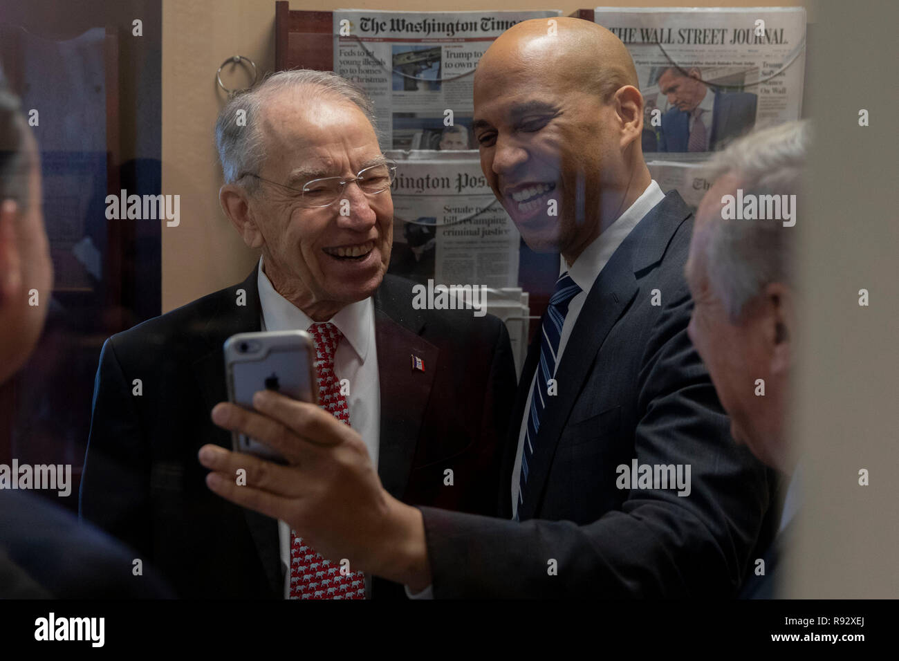 Washington, Vereinigte Staaten von Amerika. 19 Dez, 2018. Senator Chuck Grassley, Vorsitzender des Justizausschusses des Senats, Republikaner von Iowa, Links, Senator Cory Booker, Demokrat von New Jersey, Recht, ein Facebook Live Video vor einer Pressekonferenz der Passage der erste Schritt auf der United States Capitol in Washington, DC feiert am 19. Dezember 2018 dauern. Credit: Alex Edelman/CNP | Verwendung der weltweiten Kredit: dpa/Alamy leben Nachrichten Stockfoto