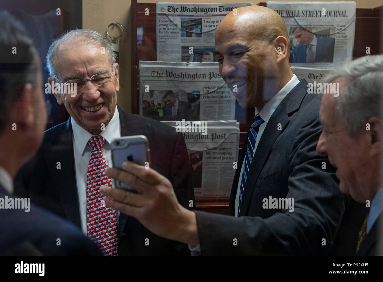 Washington, Vereinigte Staaten von Amerika. 19 Dez, 2018. Senator Chuck Grassley, Vorsitzender des Justizausschusses des Senats, Republikaner von Iowa, Links, Senator Cory Booker, Demokrat von New Jersey, Recht, ein Facebook Live Video vor einer Pressekonferenz der Passage der erste Schritt auf der United States Capitol in Washington, DC feiert am 19. Dezember 2018 dauern. Credit: Alex Edelman/CNP | Verwendung der weltweiten Kredit: dpa/Alamy leben Nachrichten Stockfoto