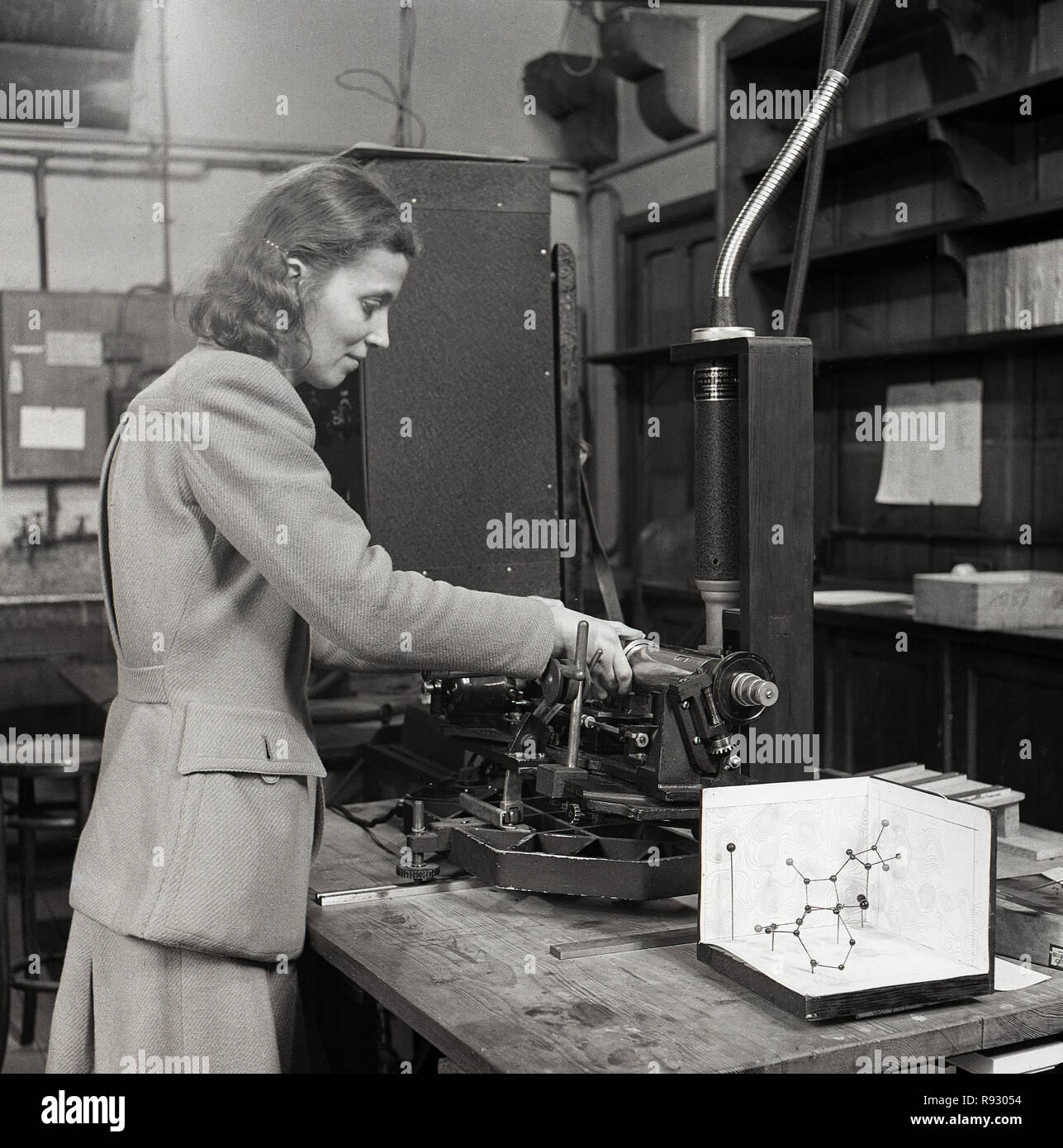 1948, historische, eine weibliche Forschung scientst an der Universität Oxford, England, Großbritannien führen ein Experiment zu arbeiten. Stockfoto