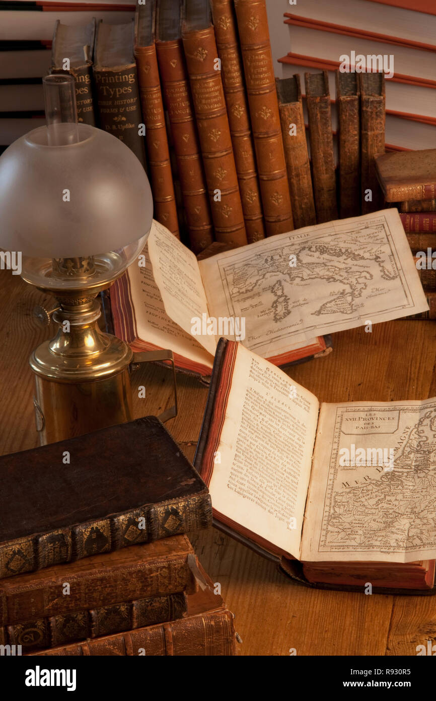 Alte antike vintage Bücher mit Karten von Italien und Europa Stockfoto