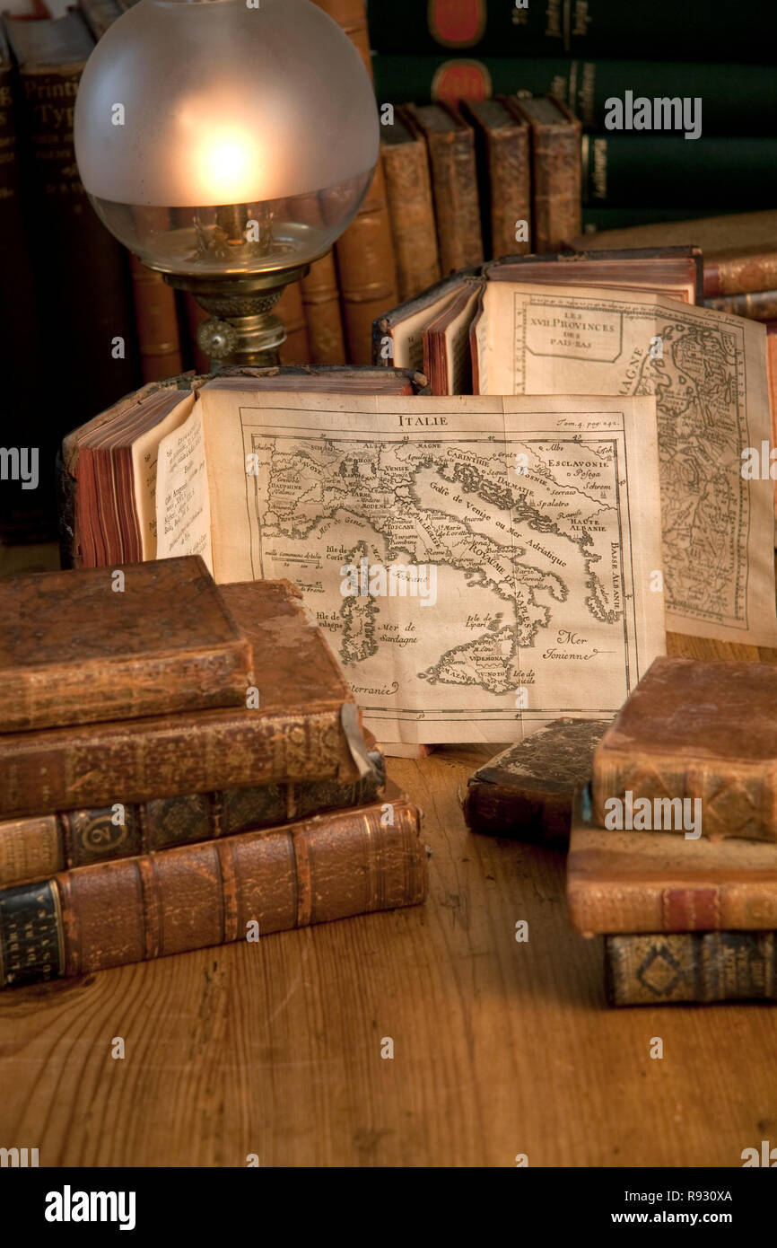 Alte antike vintage Bücher mit Karten von Italien und Europa Stockfoto