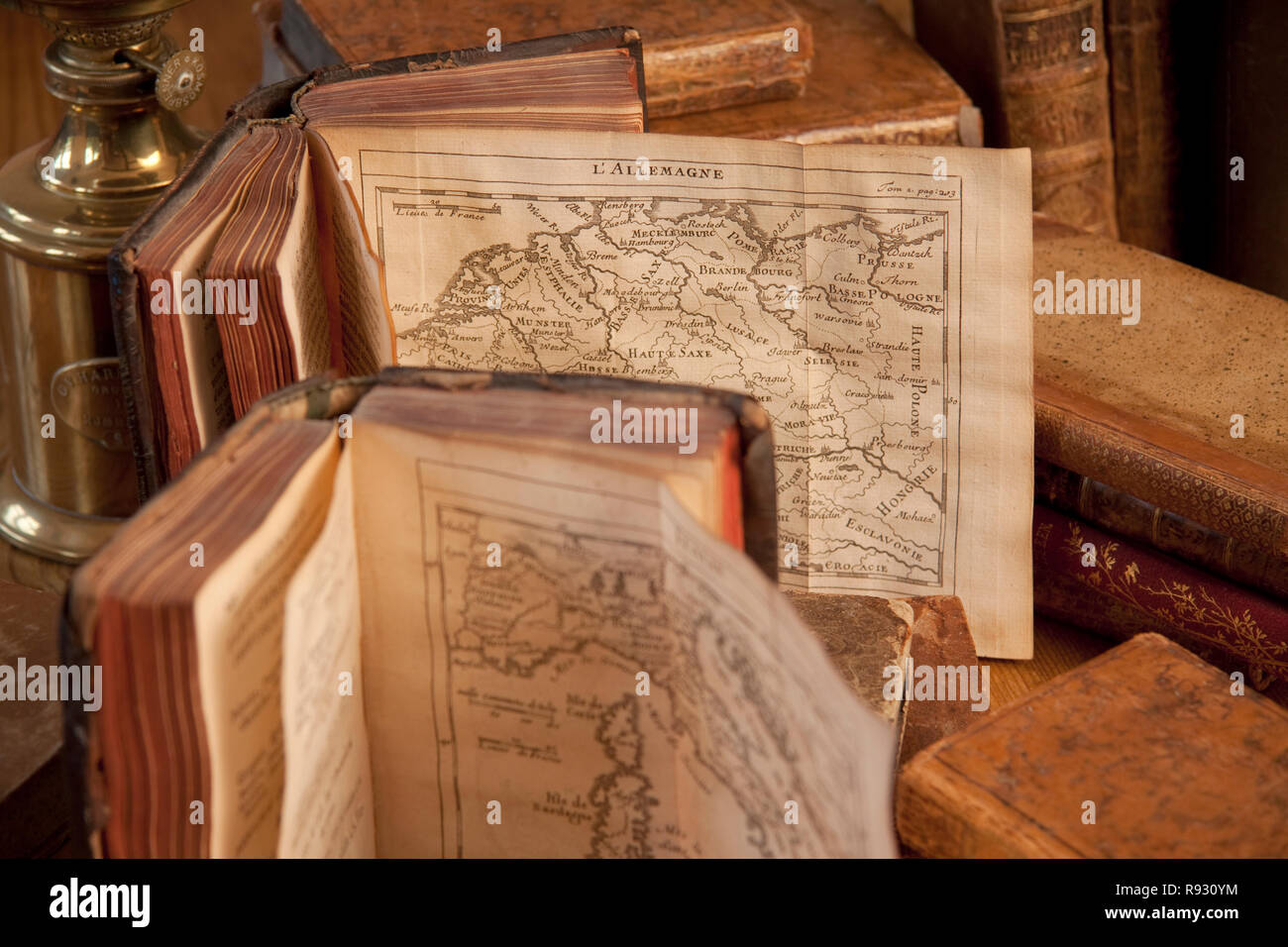 Alte antike vintage Bücher mit Karten von Italien und Europa Stockfoto