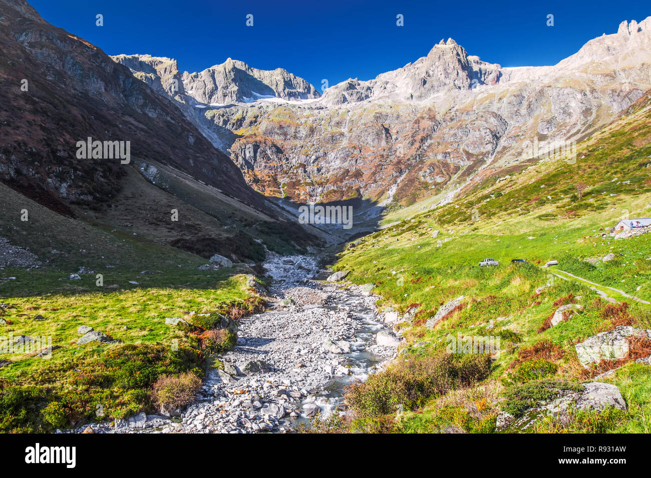 Gorezmettlenbach Fluss mit Schweizer Alpen (Wandenhorn, Grassengrat und Chlo Spannort) am Sustenpass, Schweiz, Europa. Stockfoto