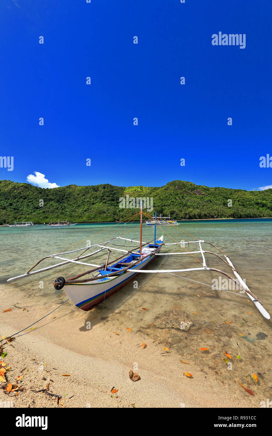 Segeln in der Bucht von Bacuit Corong Corong zu Vigan Insel - Snake Island Sandbank. Filipino bangkas aus verankert der N-Seite der sand Streifen verbinden Viga Stockfoto