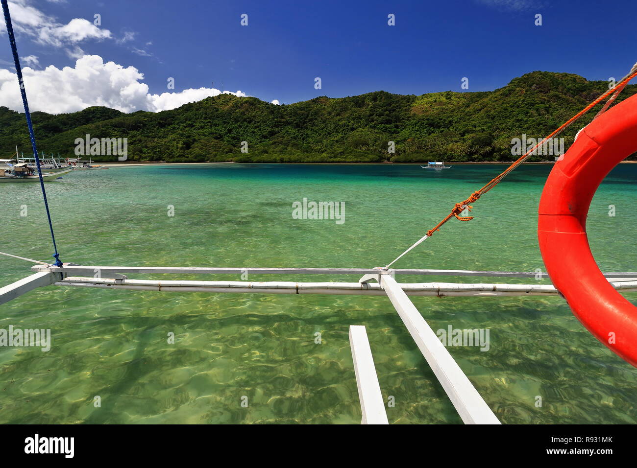 Segeln in der Bucht von Bacuit Corong Corong zu Vigan Insel - Snake Island Sandbank. Filipino bangkas aus verankert der N-Seite der sand Streifen verbinden Viga Stockfoto