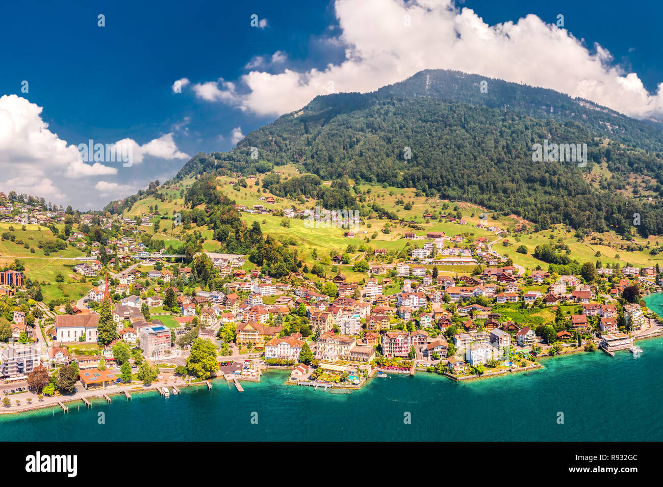 Dorf Weggis am Vierwaldstättersee (Vierwaldstatersee), Rigi und Schweizer Alpen im Hintergrund in der Nähe der berühmten Stadt Luzern, Schweiz. Stockfoto