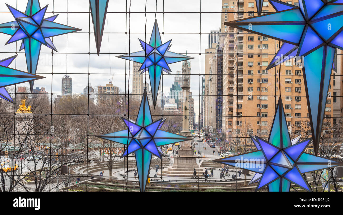 Time Warner Center am Columbus Circle in New York City an Weihnachten Dekorationen Stockfoto