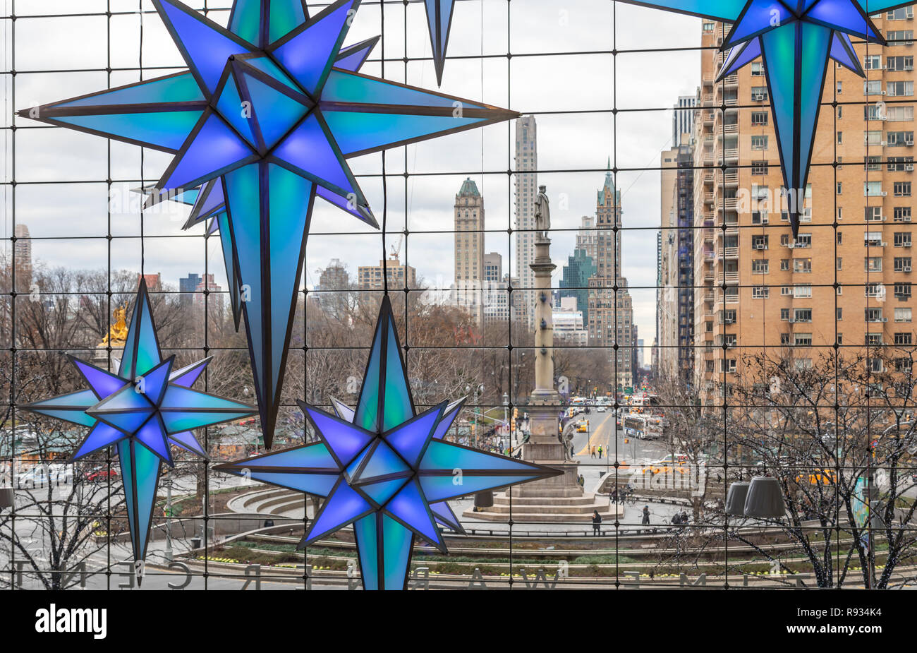 Time Warner Center am Columbus Circle in New York City an Weihnachten Dekorationen Stockfoto