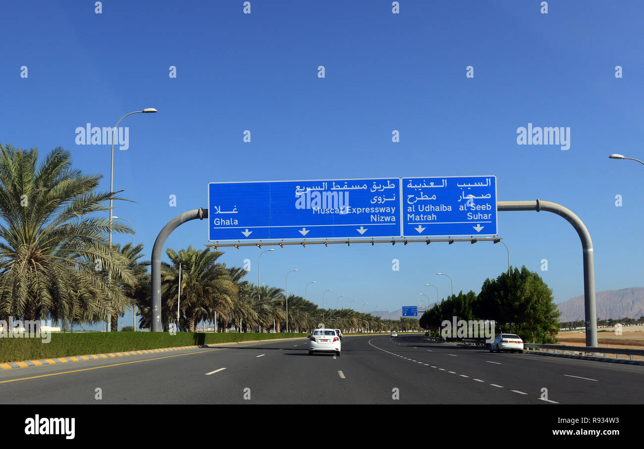 Die Muscat expressway Anschluss der Muscat International Airport und der Innenstadt von Muscat. Stockfoto