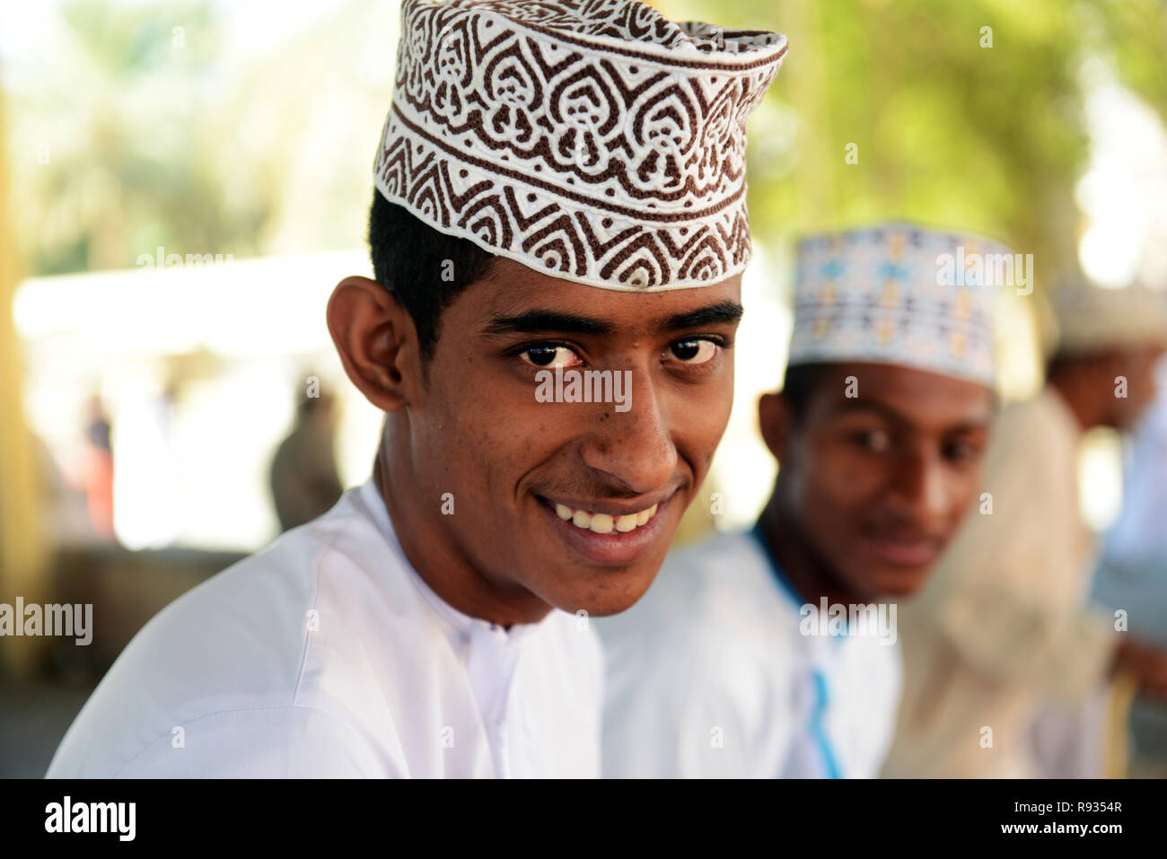 Omanische Jungen tragen ein traditionelles Kuma hat. Stockfoto