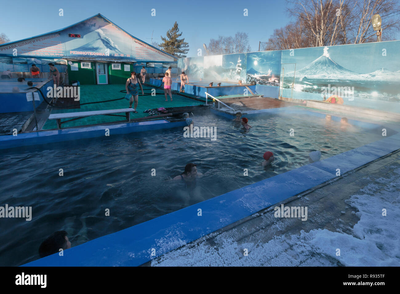 Gruppe von Menschen Baden im Freien Spa Pool mit natürlichem Thermalwasser in balneologische Eigenschaften Stockfoto