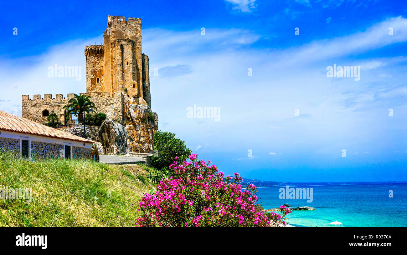 Beeindruckende mittelalterliche Burg in Roseto Capo Spulico, Kalabrien, Italien Stockfoto