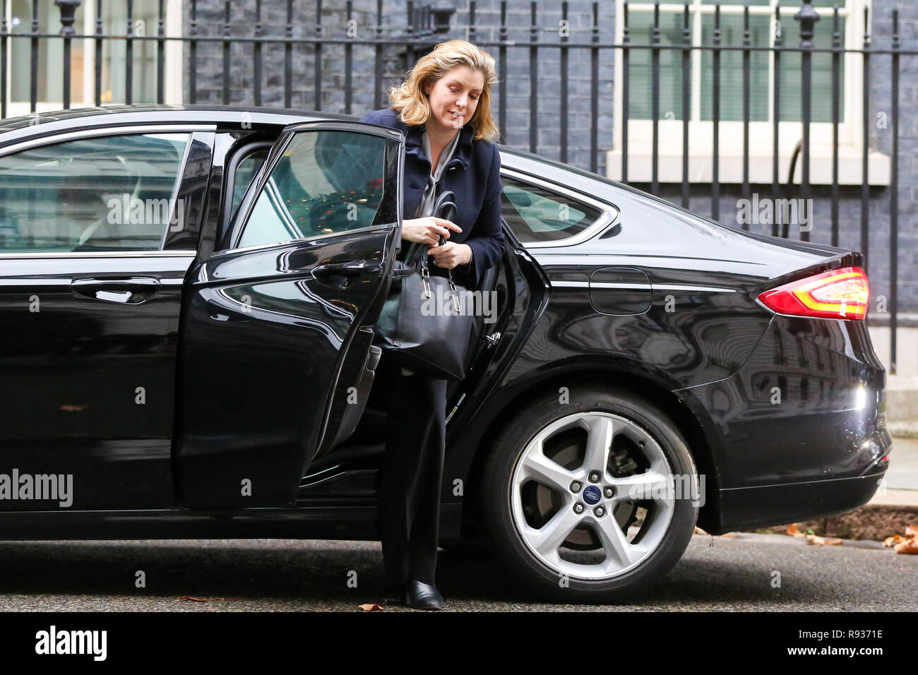 Penny Mordaunt-Minister für Internationale Entwicklung und Gleichheitminister ist bei Ihrer Ankunft an der Downing Street gesehen die wöchentliche Kabinettssitzung zu besuchen. Das Kabinett wird besprechen Sie die Vorbereitungen für eine "No Deal" Brexit. Stockfoto