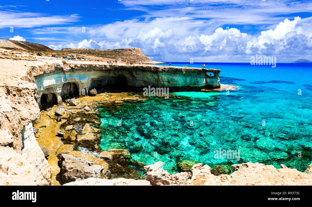 Das türkisfarbene Meer und einzigartige Felsen in Agia Napa, Kap Greco, Zypern Insel. Stockfoto