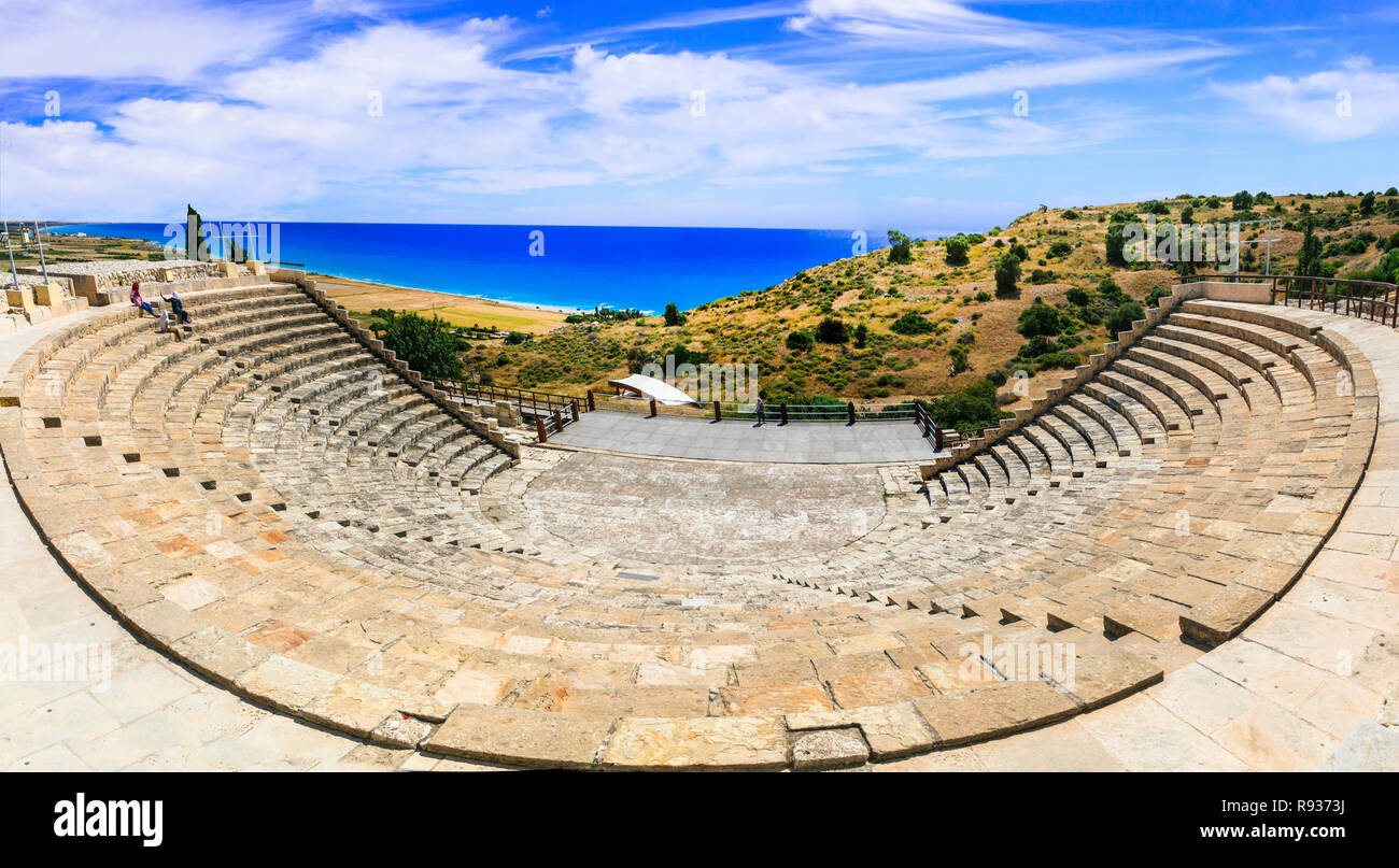 Eindrucksvolle Ruinen in Kourion, Ansicht mit antiken Theater und Meer, Zypern Insel. Stockfoto