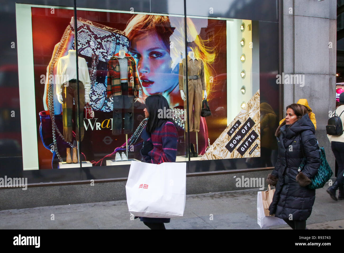 Shopper sind auf dem Londoner Oxford Street mit 6 Tage bis Weihnachten gesehen. Händler rechnen mit einem Ansturm der Käufer in der Leitung - bis zu Weihnachten als Umsatz in viele Läden haben begonnen. Stockfoto