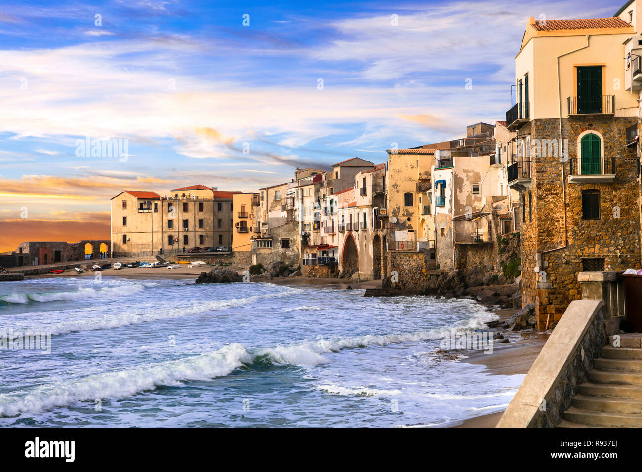 Schöne Cefalu' Dorf über Sonnenuntergang, Sizilien, Italien. Stockfoto