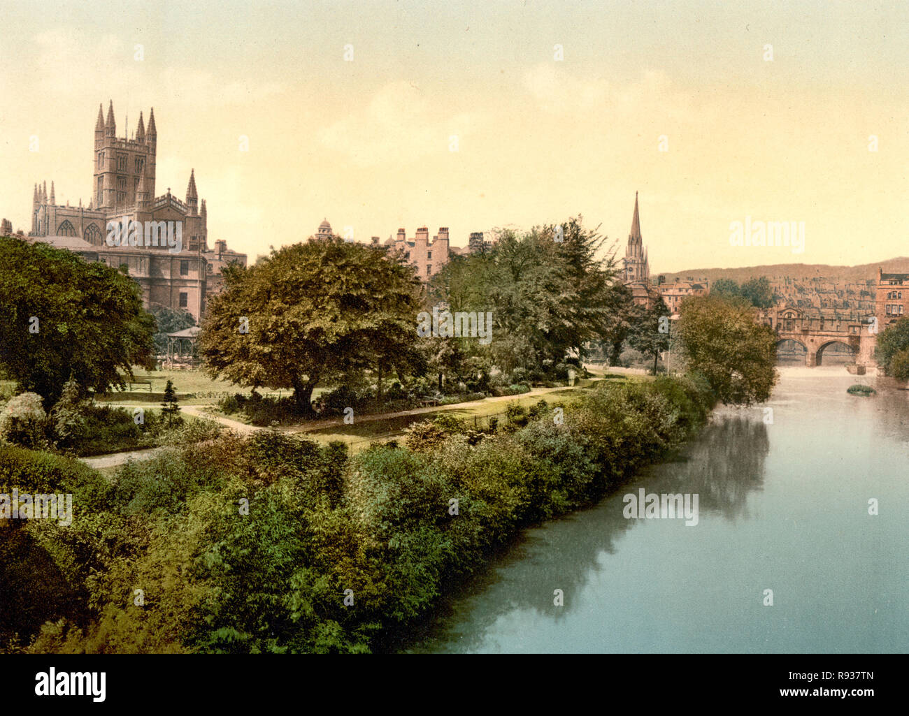 Die Abtei, von der Brücke, Bath, England - Bild zeigt die Abtei von Bath auf der linken, mit der Pulteney Bridge in der Ferne, am Fluss Avon, Kreuzung in Bath, England, um 1900 Stockfoto