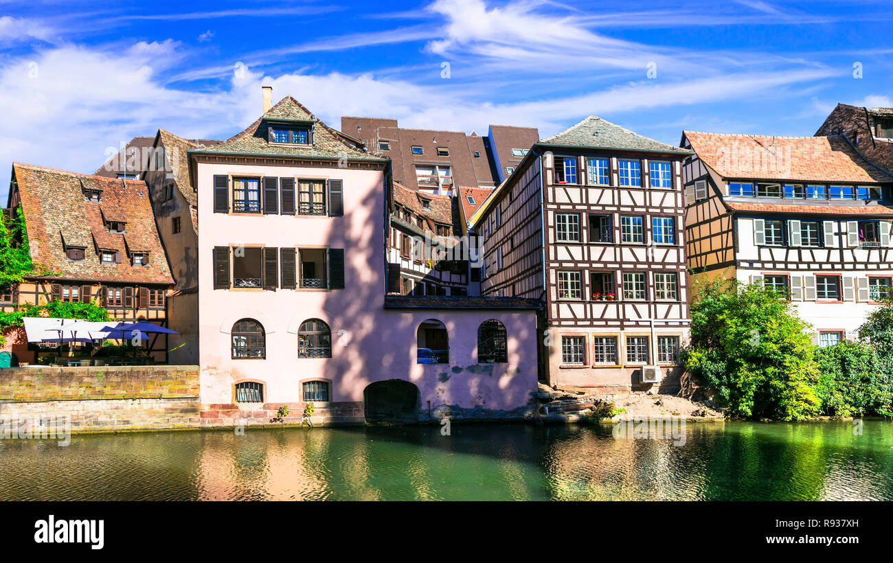 Schöne Stadt Straßburg, mit Blick auf die Grachten und traditionelle Häuser, Elsass, Frankreich. Stockfoto