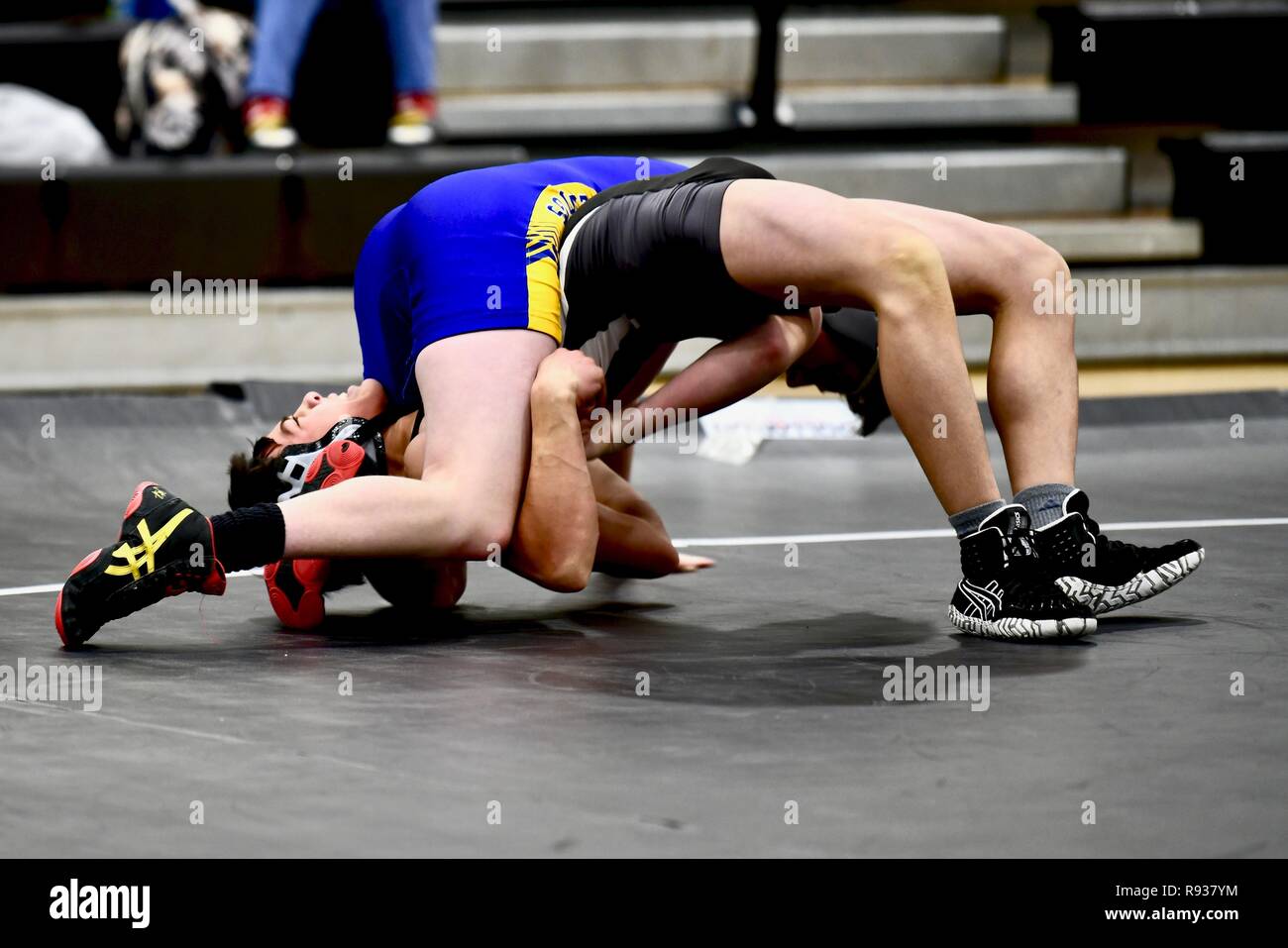 High School Wrestler festgesteckt, von seinem Gegner. Stockfoto