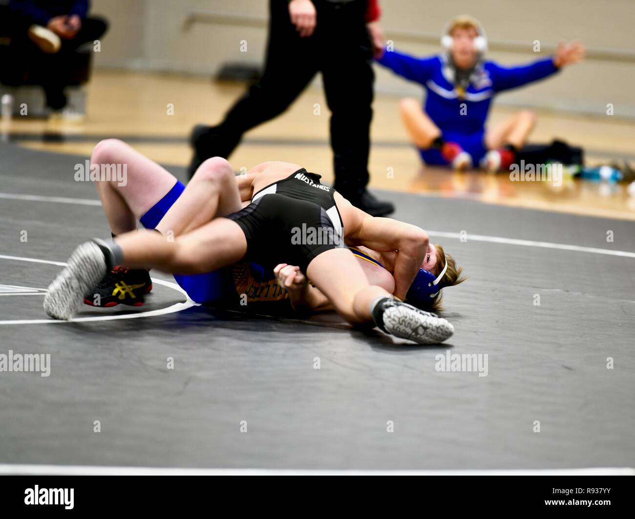 High School Wrestler festgesteckt, von seinem Gegner. Stockfoto