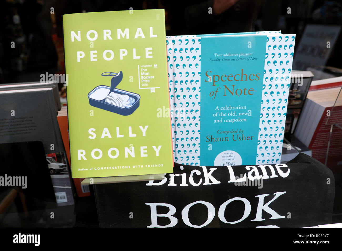 "Normale Menschen" durch die irischen Autor Sally Rooney in Brick Lane Buch Schaufenster East London UK KATHY DEWITT Stockfoto