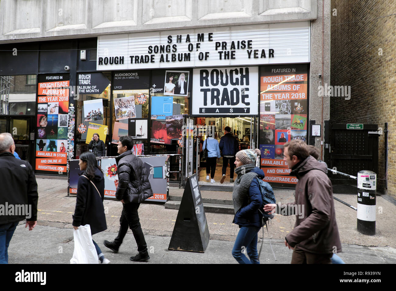 Rough Trade East Musikgeschäft Außenansicht und Menschen Fußgänger zu Fuß an Plattenladen in der Nähe der Brick Lane in East London UK KATHY DEWITT Stockfoto