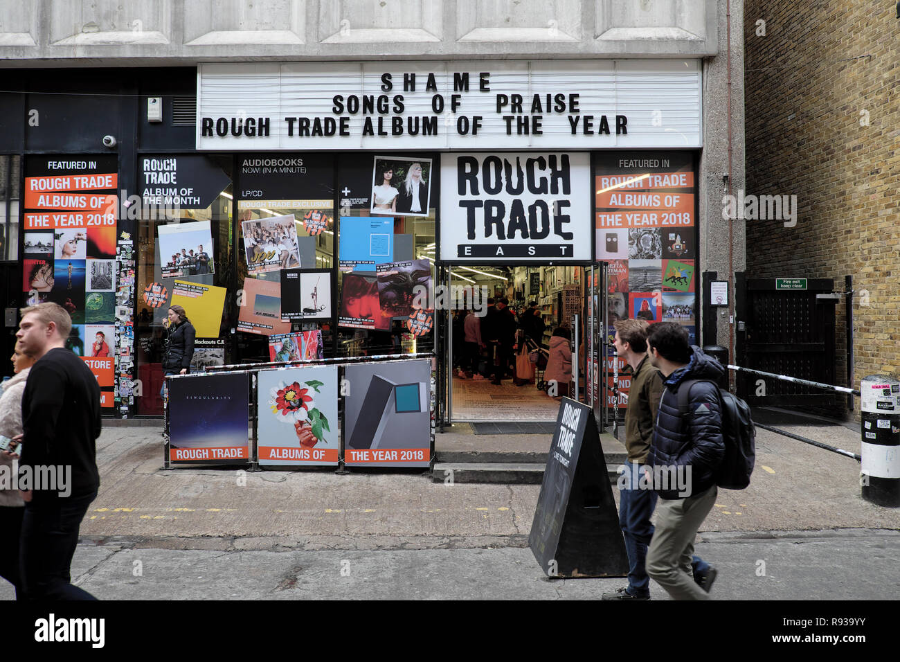 Rough Trade East Musik Plattenladen Außenansicht und Menschen, die auf der Straße vor dem Geschäft in der Nähe der Brick Lane in East London UK KATHY DEWITT Stockfoto