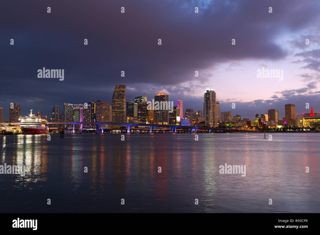 Miami Skyline der Stadt in der Dämmerung. Urbane Landschaft von Miami Downtown mit Reflexionen. Stockfoto