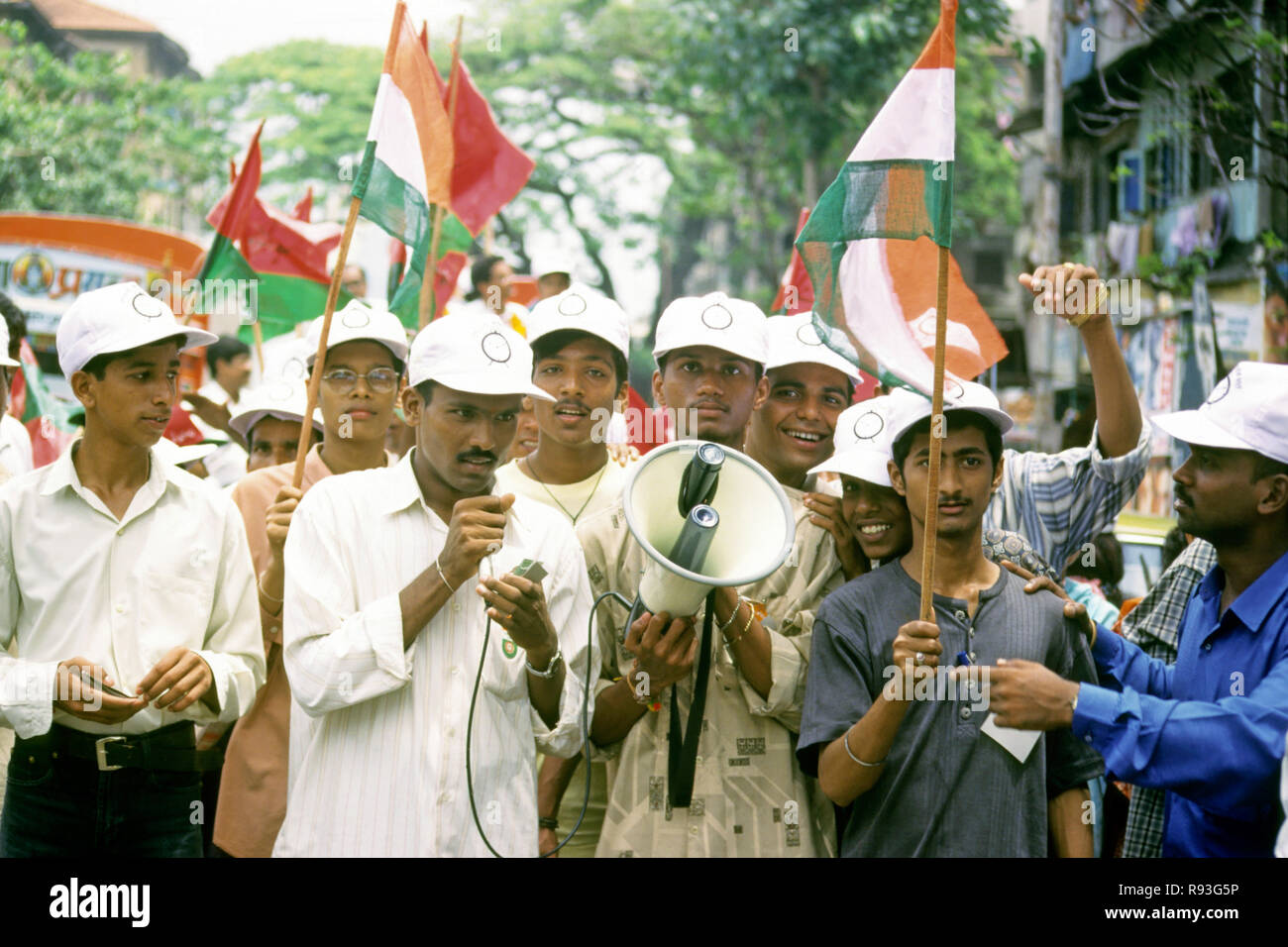 Wahlkampf mit Mikrofonlautsprecher und Parteiflaggen, Bombay, Mumbai, Maharashtra, Indien, Asien, indische Wahlen Stockfoto