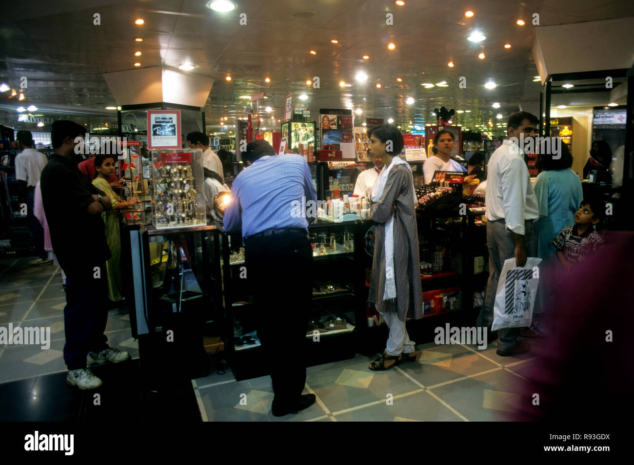 Frauen, die in Kaufhäusern, Bombay Mumbai, Maharashtra, Indien Stockfoto