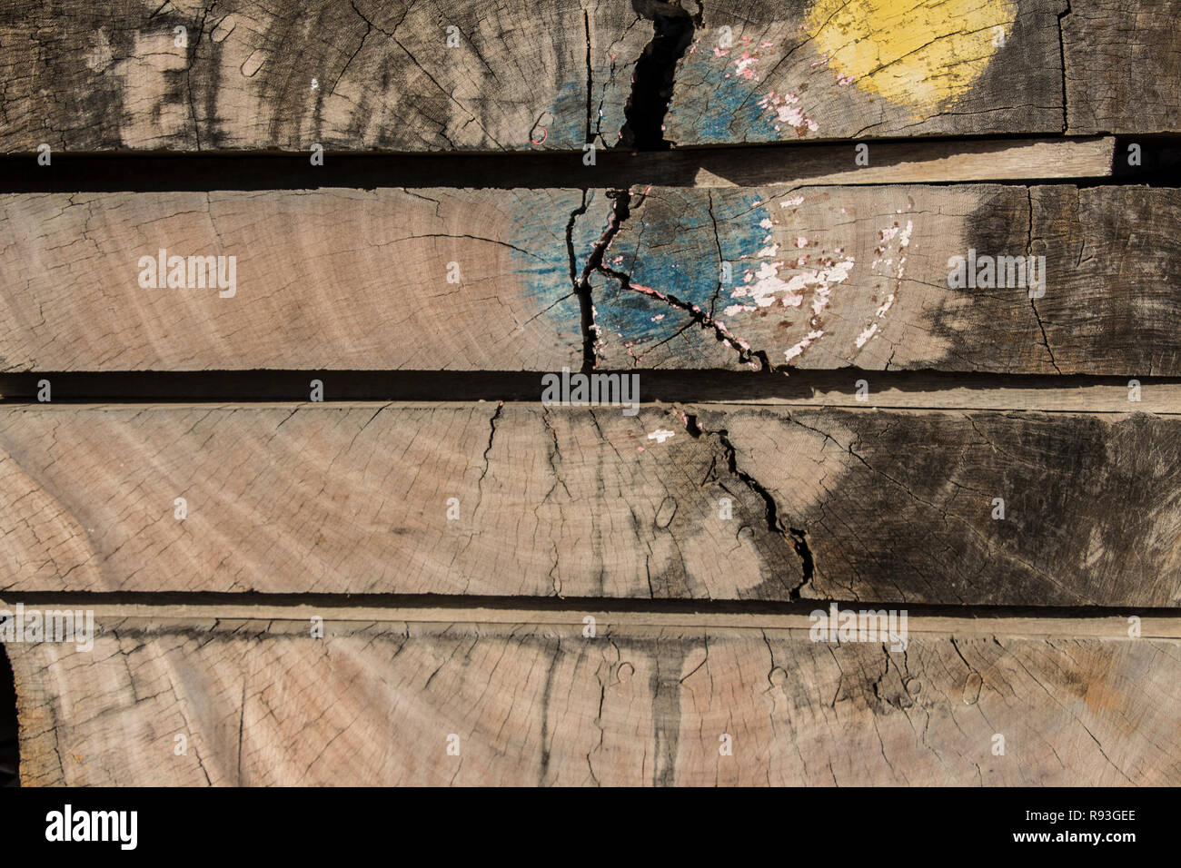 Holz gebeizt mit Farbe, gestapelten Brettern, Naturholz board Stockfoto
