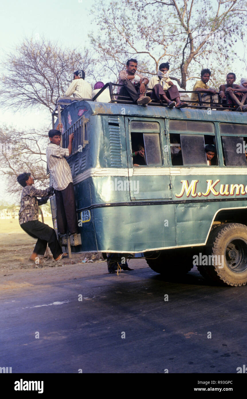 Menschen mit dem Bus, der Grand Trunk Road, Gaya, Bihar, Indien Stockfoto