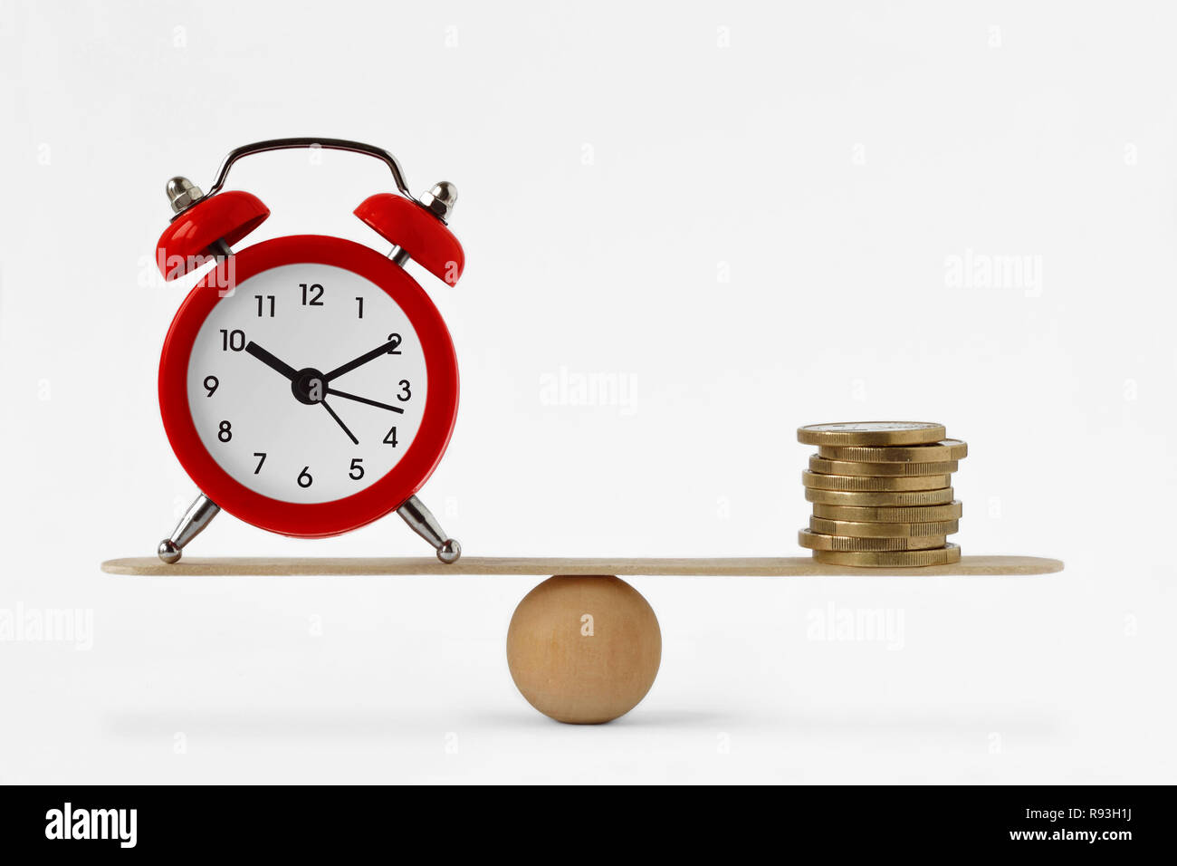 Uhr und Geld auf Skalen - Balance zwischen Zeit und Geld, und Zeit ist Geld Konzept Stockfoto