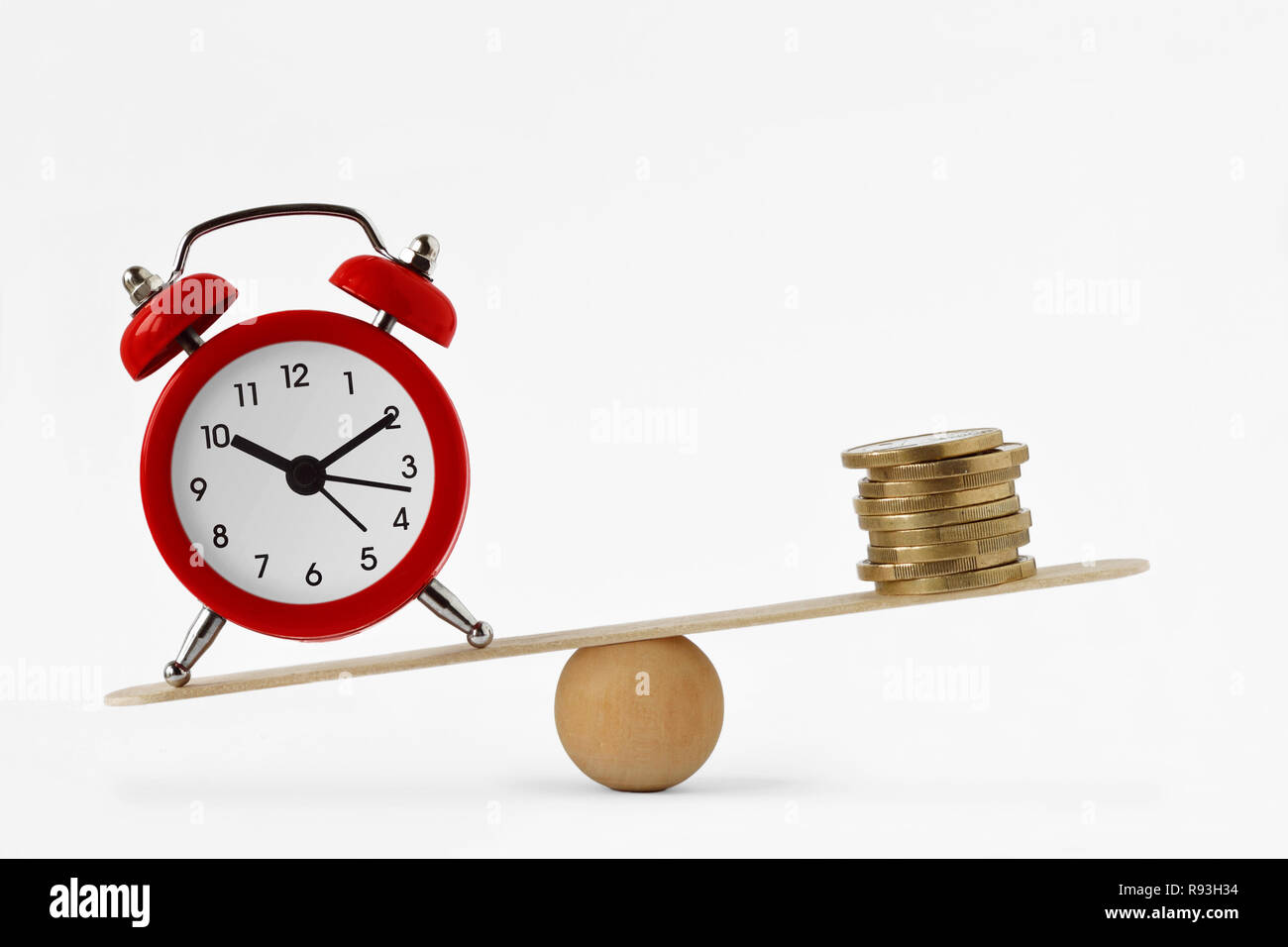 Uhr und Geld auf Skalen - Bedeutung von Zeit, Geld und Zeit Konzept Stockfoto