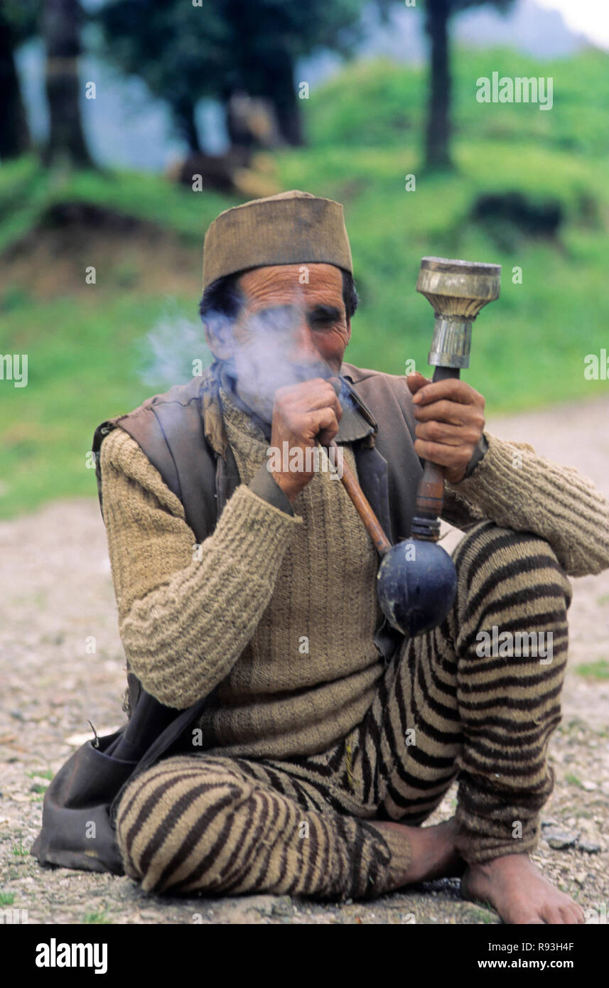 Indische Mann rauchen Shisha Stockfoto