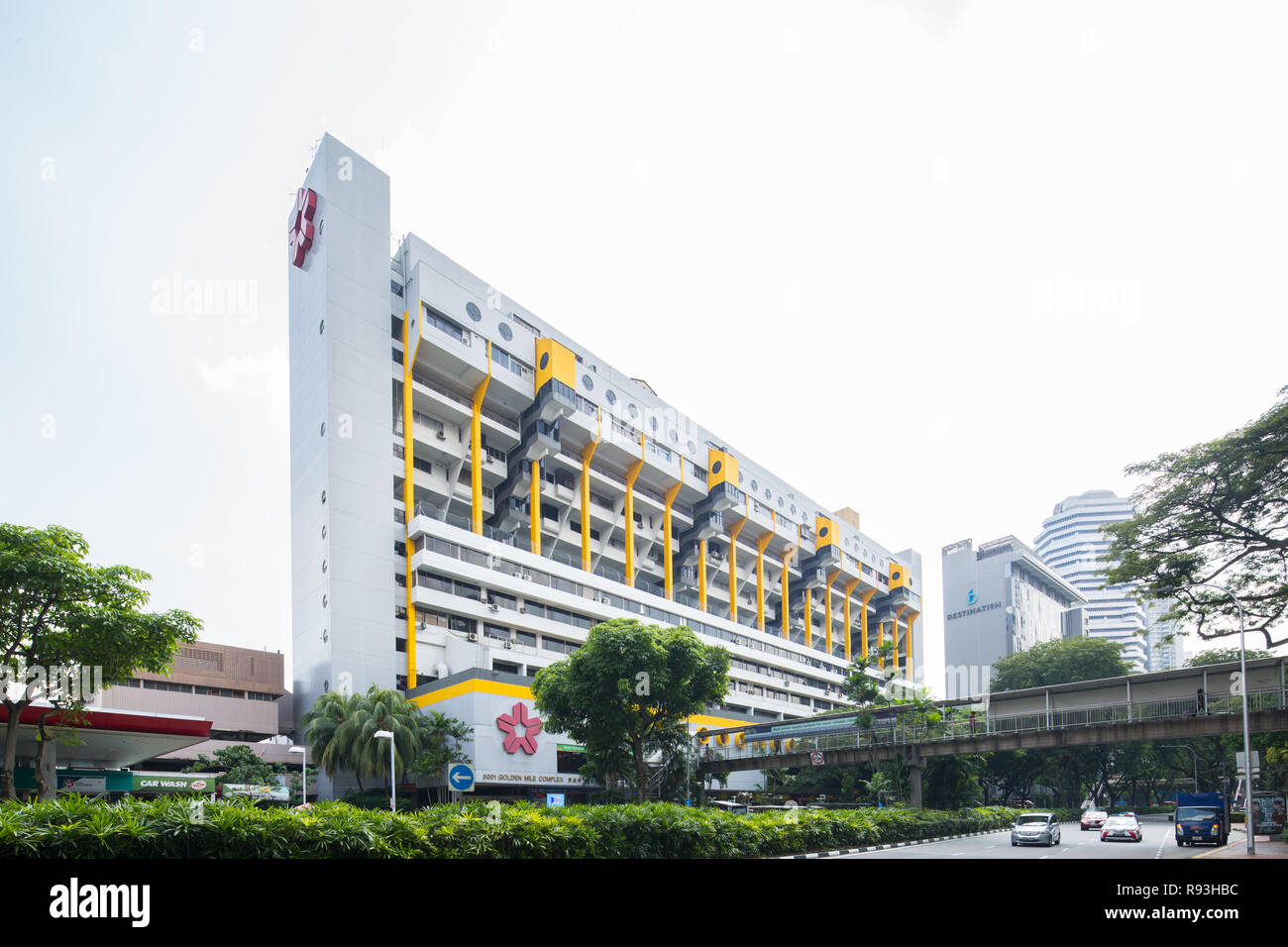 Fassade der Golden Mile Complex, auch ein brutalist Architecture. An der Beach Road, Singapur entfernt. Stockfoto