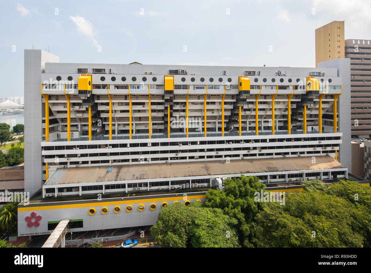 Fassade der Golden Mile Complex, auch ein brutalist Architecture. An der Beach Road, Singapur entfernt. Stockfoto