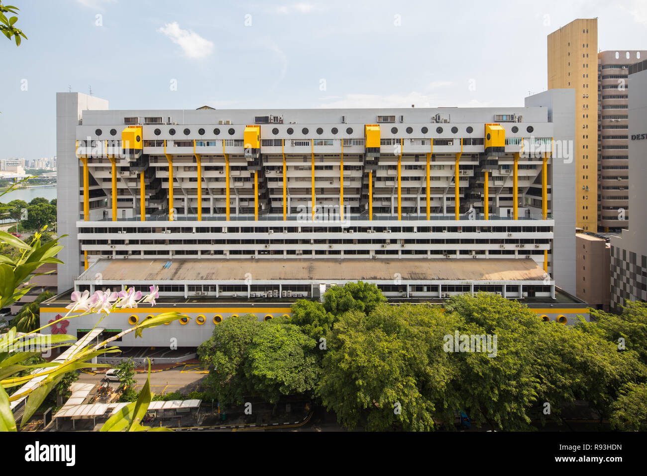 Fassade der Golden Mile Complex, auch ein brutalist Architecture. An der Beach Road, Singapur entfernt. Stockfoto