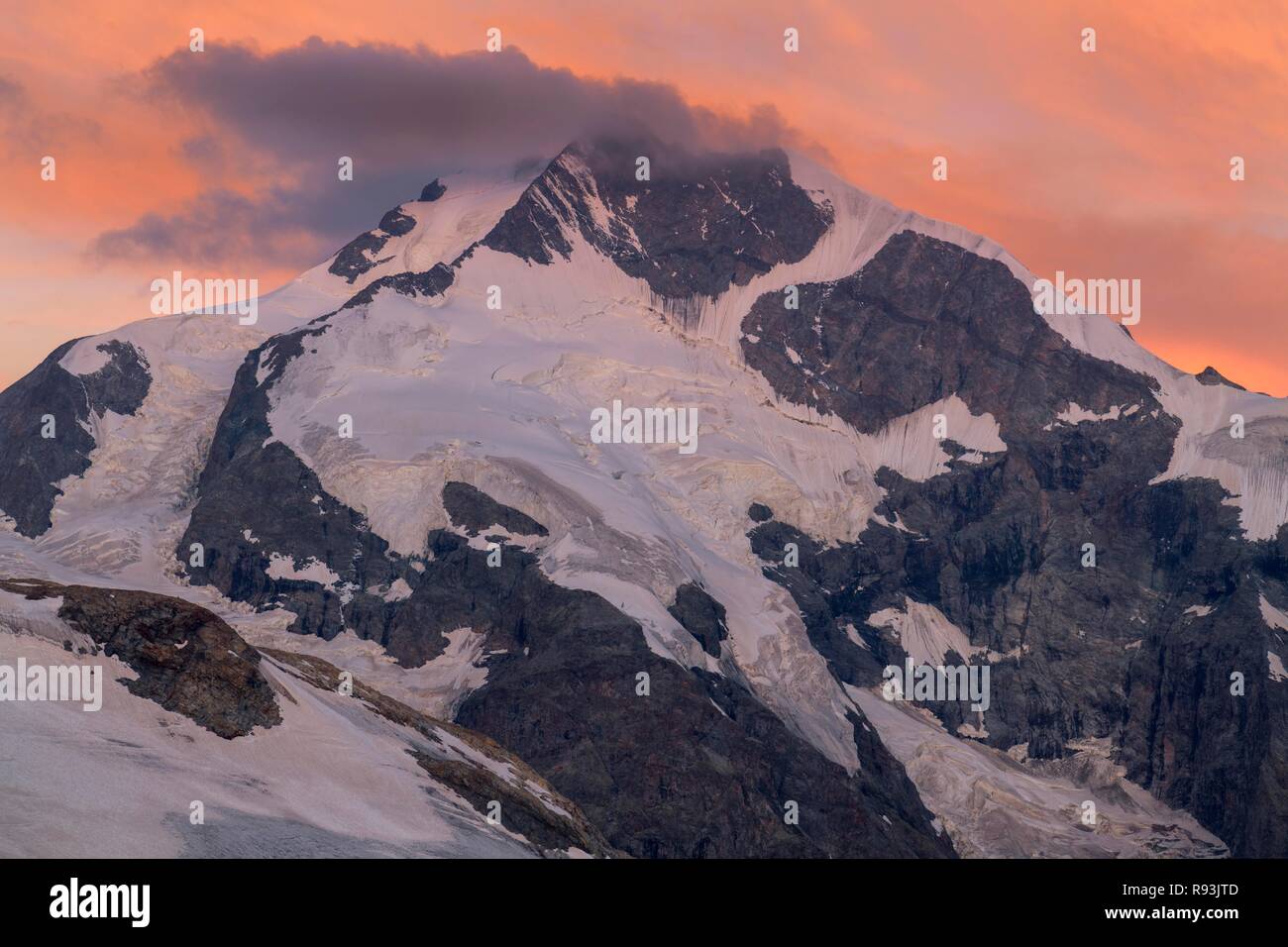 Piz Bernina mit Gletscher in der Morgendämmerung, Diavolezza, Bernina, Ostalpen, Engadin, Schweiz Stockfoto