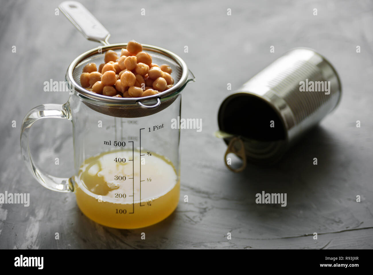 Kichererbse Wasser aquafaba. Ei Ersatz. Vegan Konzept Stockfoto