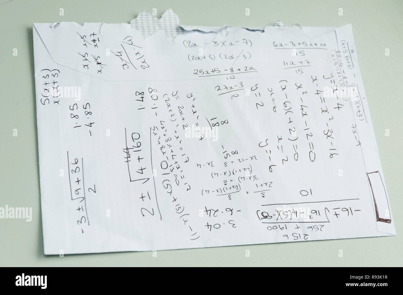 Berechnungen, die auf der Rückseite eines Briefumschlags Stockfoto