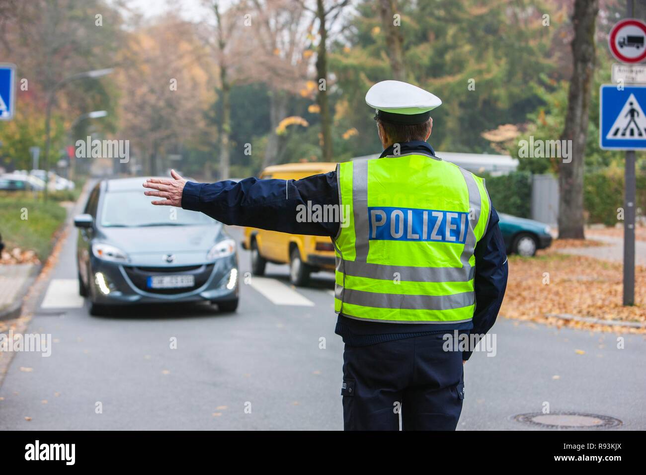 Polizist, umfangreiche Geschwindigkeitskontrollen in Nordrhein-westfalen am 24.10.2012, Recklinghausen, Nordrhein-Westfalen Stockfoto