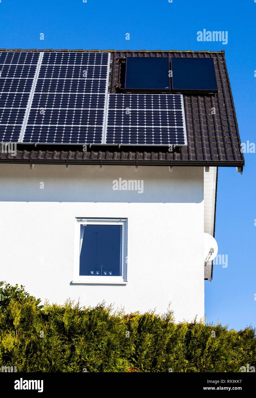 Dach eines Wohnhauses mit Solarzellen zur Stromerzeugung und thermische Solaranlagen für Warmwasser Stockfoto