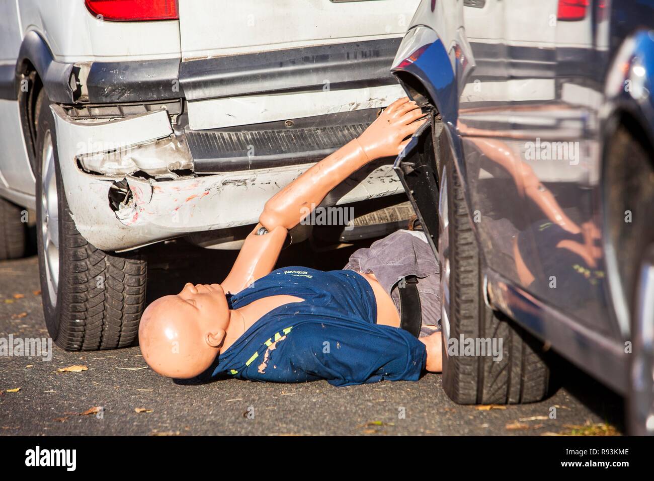 Dummy, Schaufensterpuppe, die für einen Körper, zwischen kollidierenden Fahrzeugen eingekeilt ist, Notfallübung mit zahlreichen Rettungsorganisationen Stockfoto
