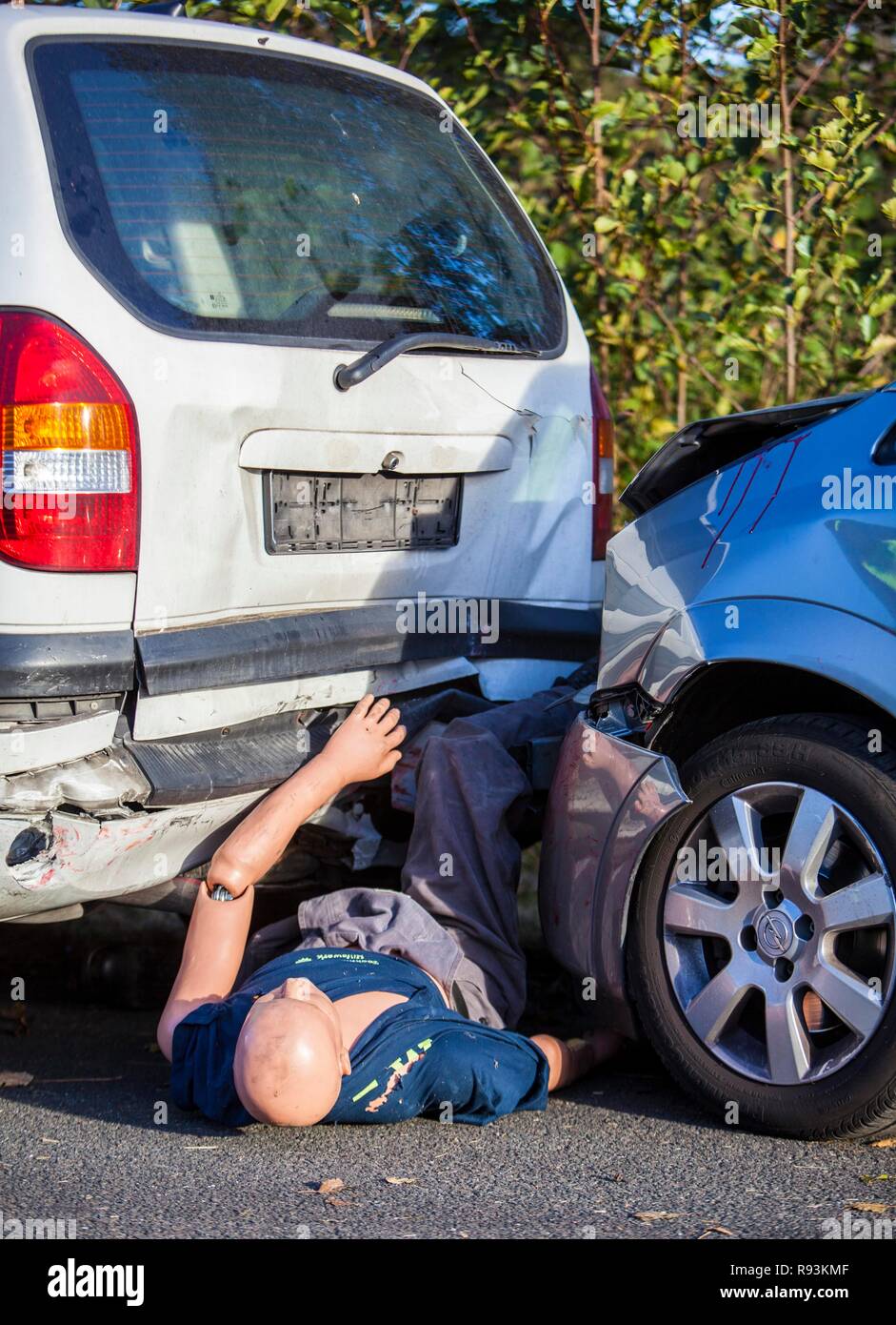 Dummy, Schaufensterpuppe, die für einen Körper, zwischen kollidierenden Fahrzeugen eingekeilt ist, Notfallübung mit zahlreichen Rettungsorganisationen Stockfoto