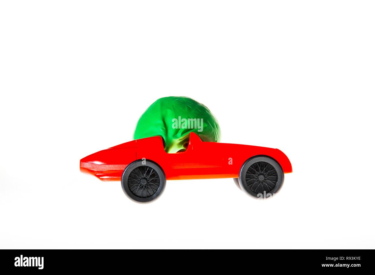 Spielzeugauto mit einem "Ballon-fahrt", die austretende Luft aus dem Ballon treibt das Auto vorwärts, symbolische Bild für alternative Stockfoto