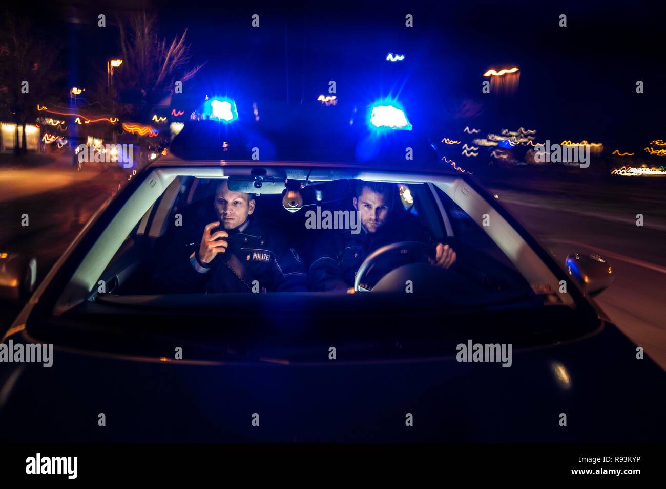 Polizeisirenen in Betrieb. Blau und Rot blinken Lichter von Not Auto in  Aktion. Polizei Crew mit der Sirene Lichter auf Not aufmerksam  Stockfotografie - Alamy