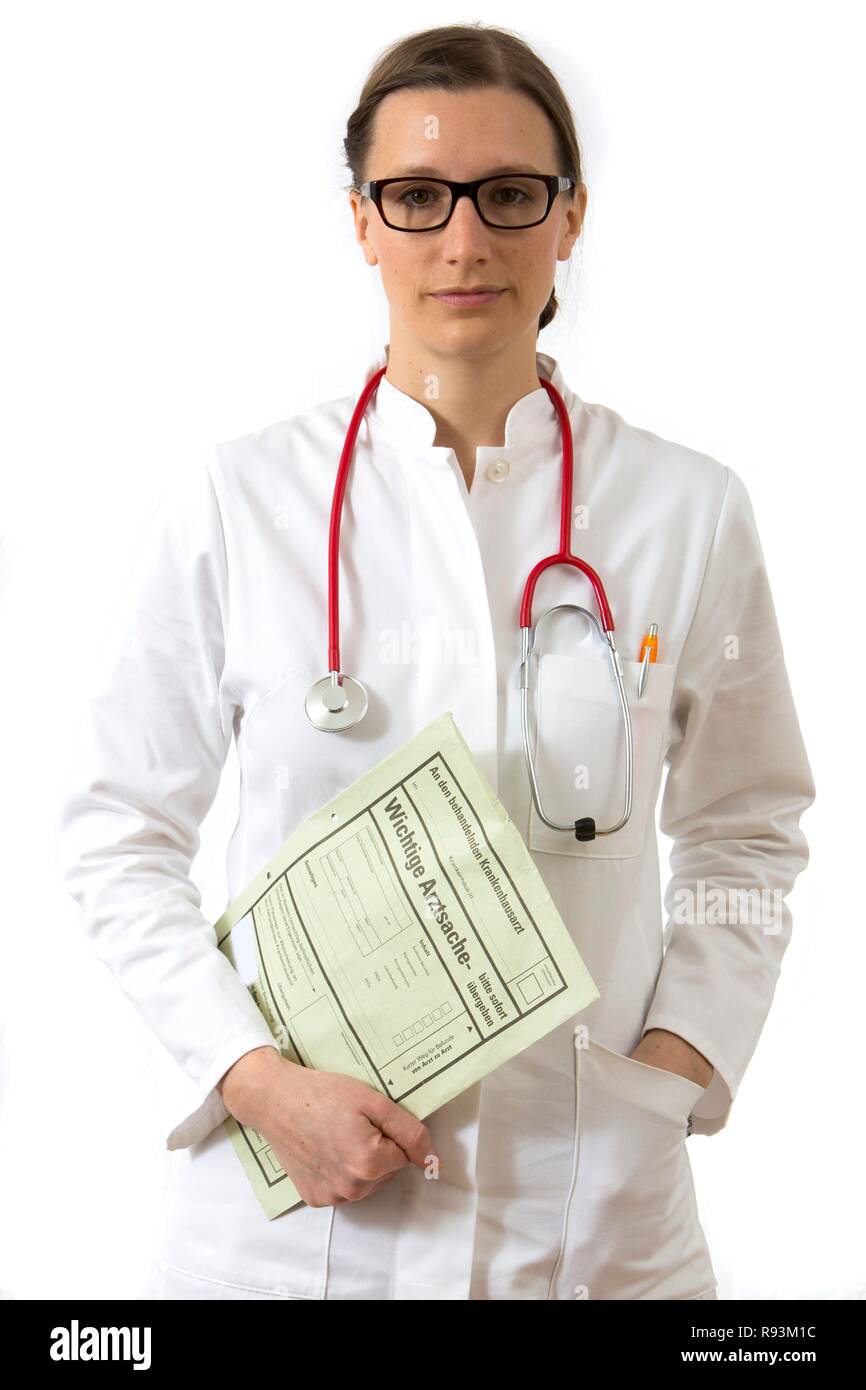 Ärztin Holding ein medizinisches Dokument einer Konsultation für den Hausarzt oder behandelnden Arzt des Patienten Stockfoto