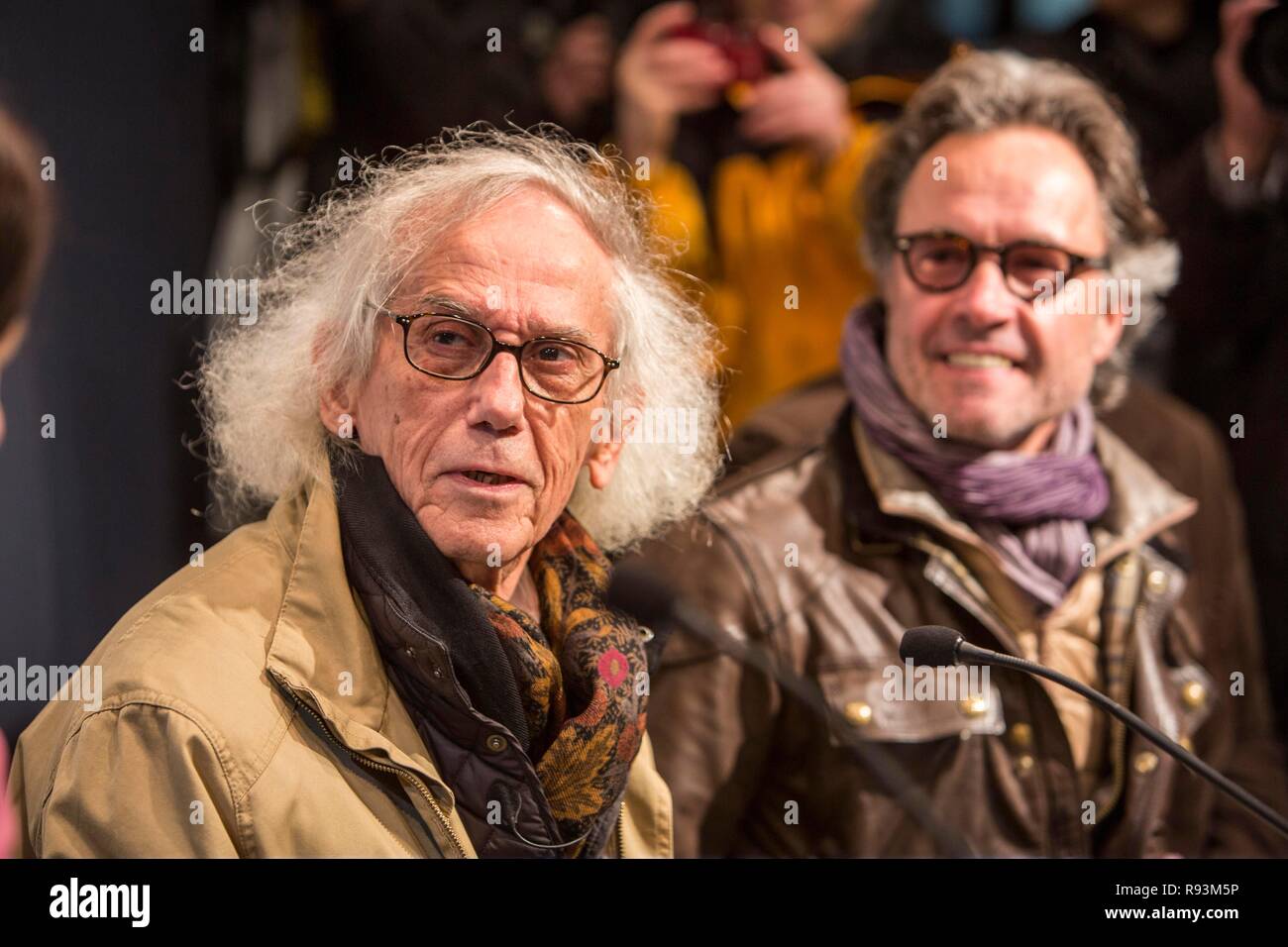 Der Künstler Christo, Links, mit Projektleiter Wolfgang Volz, Pressekonferenz zur Eröffnung der Ausstellung der Stockfoto